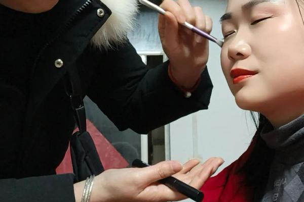 不爱化妆的a血型的女生;女生见你会化妆代表什么
