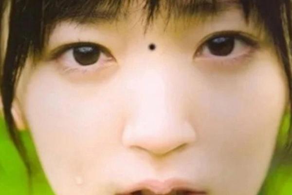 山根一侧有痣是富贵相 山根有痣图片
