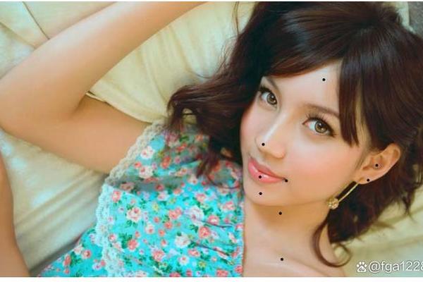 上唇唇沟有痣的女人的相;上唇有痣图片