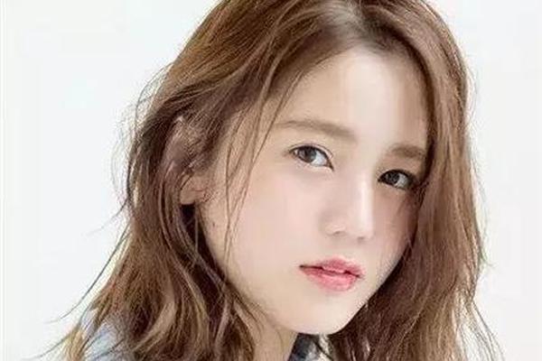 痣相女脸大适合什么发型-脸大头发薄发型图