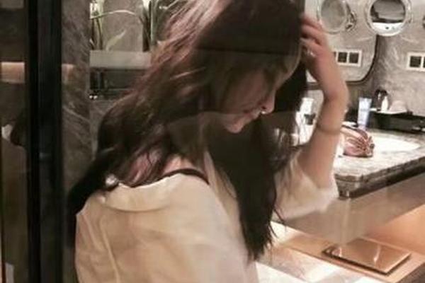 侧脸痣相女,侧脸头像女生阳光