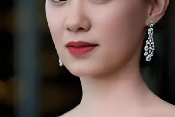 女人锁骨左右的痣相解析_锁骨三颗痣的女人