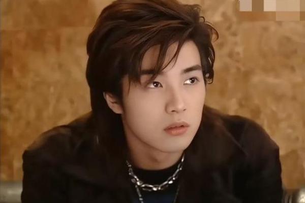 台湾看痣相_脸上有痣的台湾明星男